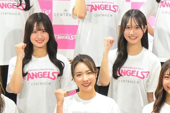 初めて姉妹でメンバーとなった楽天イーグルス公式チアリーダーKURUMI（左）とHONOKA（右）。中央はKAHO（撮影・佐藤究）