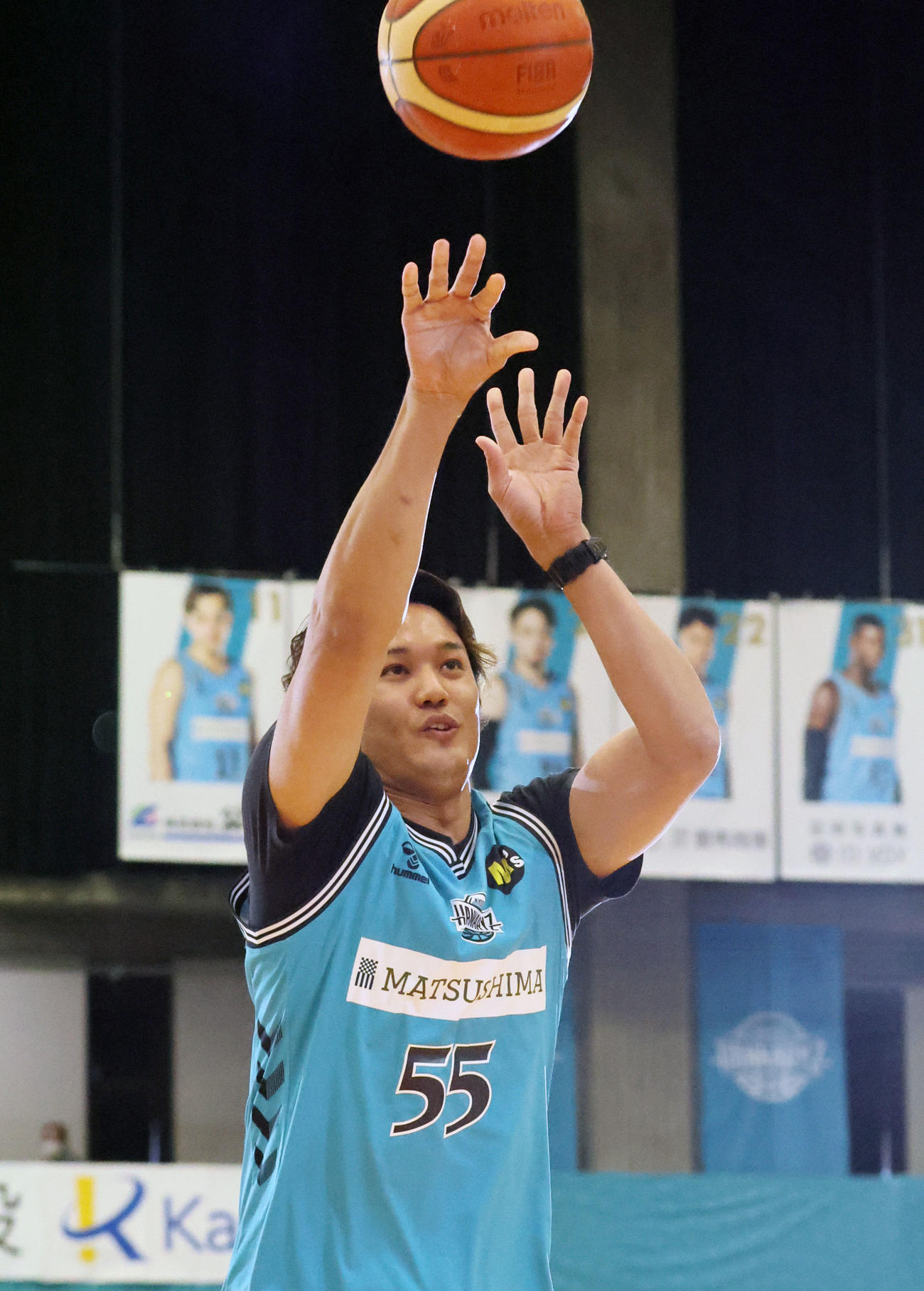 Bリーグ京都対三遠戦のハーフタイムにゲスト出演しフリースローに挑戦する藤浪（撮影・加藤哉）