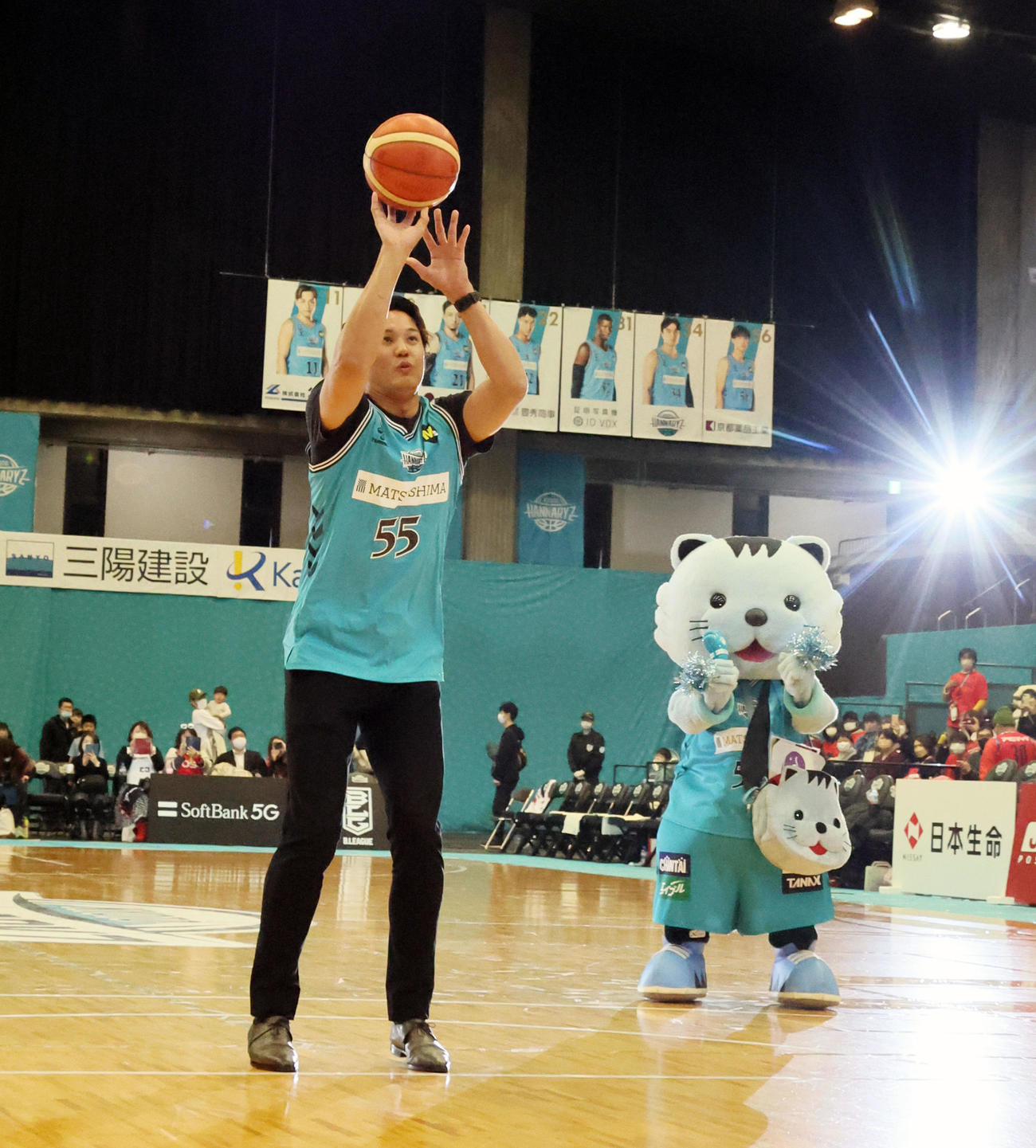 Bリーグ京都対三遠戦のハーフタイムにゲストで登場した藤浪はフリースローに挑戦しネットを揺らす（撮影・加藤哉）
