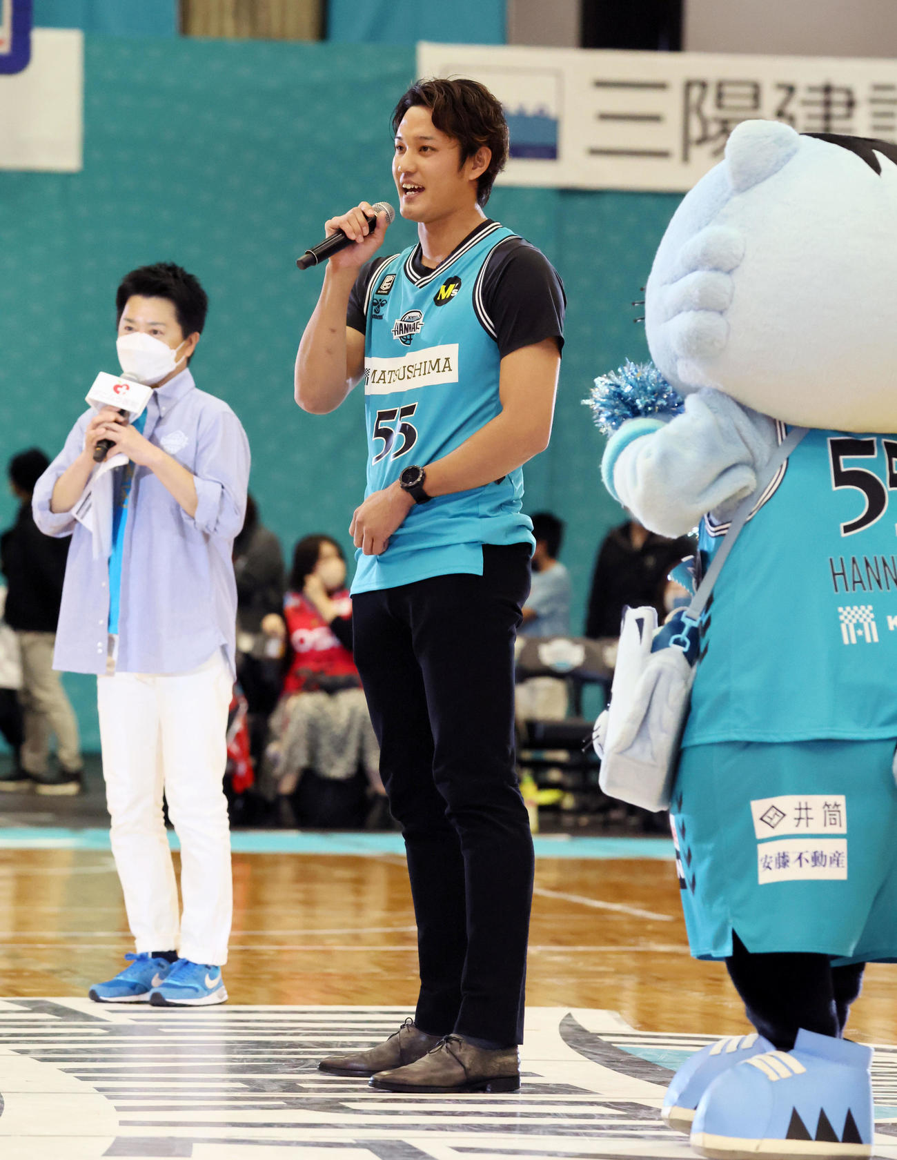 Bリーグ京都対三遠戦のハーフタイムにゲスト出演した藤浪（撮影・加藤哉）