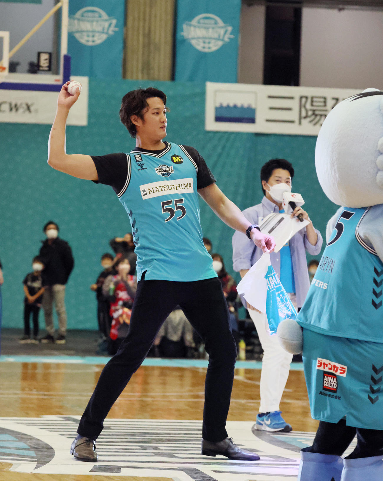 Bリーグ京都対三遠戦のハーフタイムにゲスト出演しスタンドにボールをプレゼントする藤浪（撮影・加藤哉）