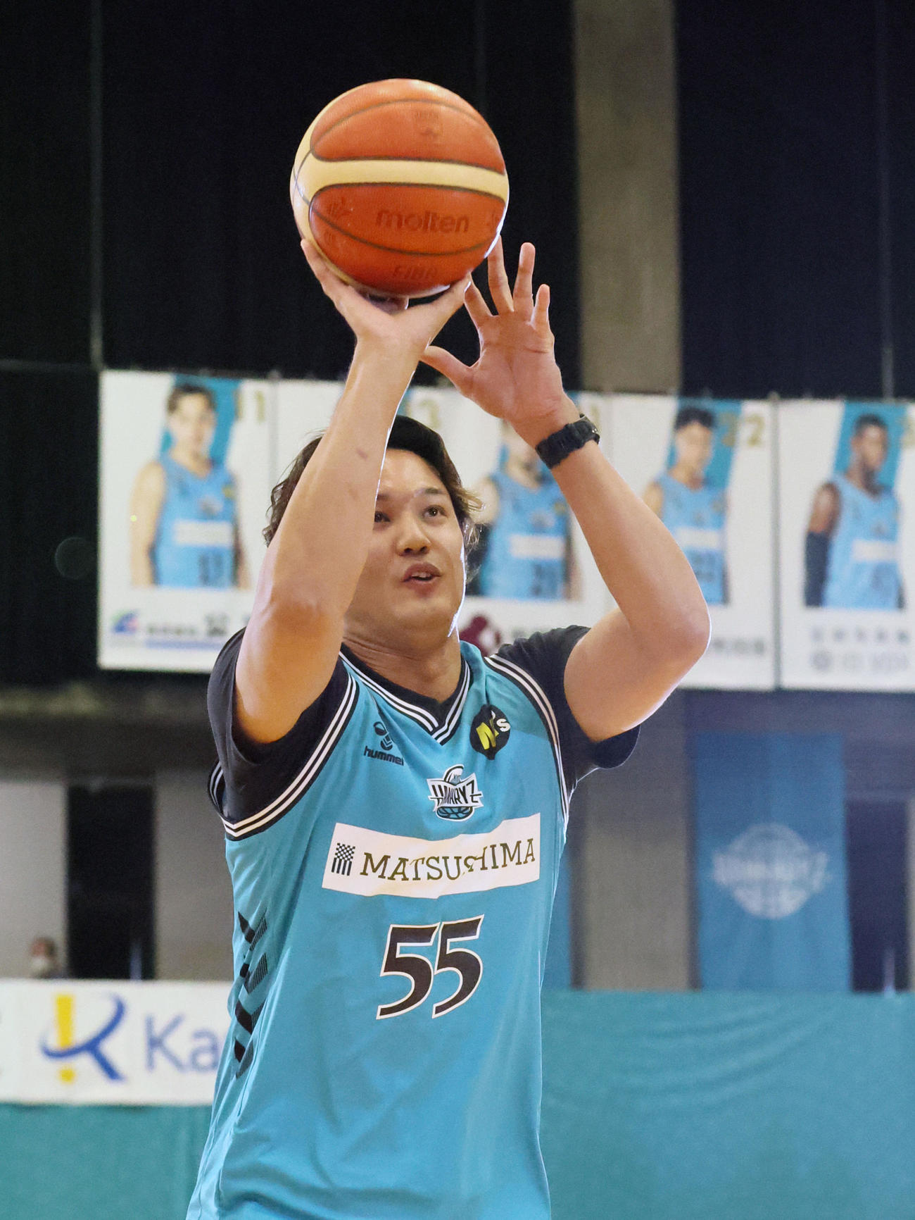Bリーグ京都対三遠戦のハーフタイムにゲスト出演しフリースローに挑戦する藤浪（撮影・加藤哉）