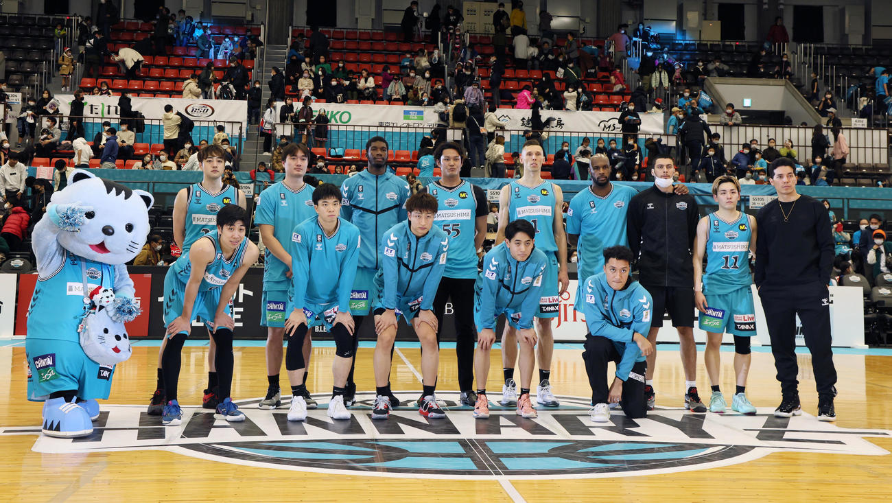 Bリーグ京都対三遠戦を観戦し試合後、記念写真に納まる藤浪（撮影・加藤哉）