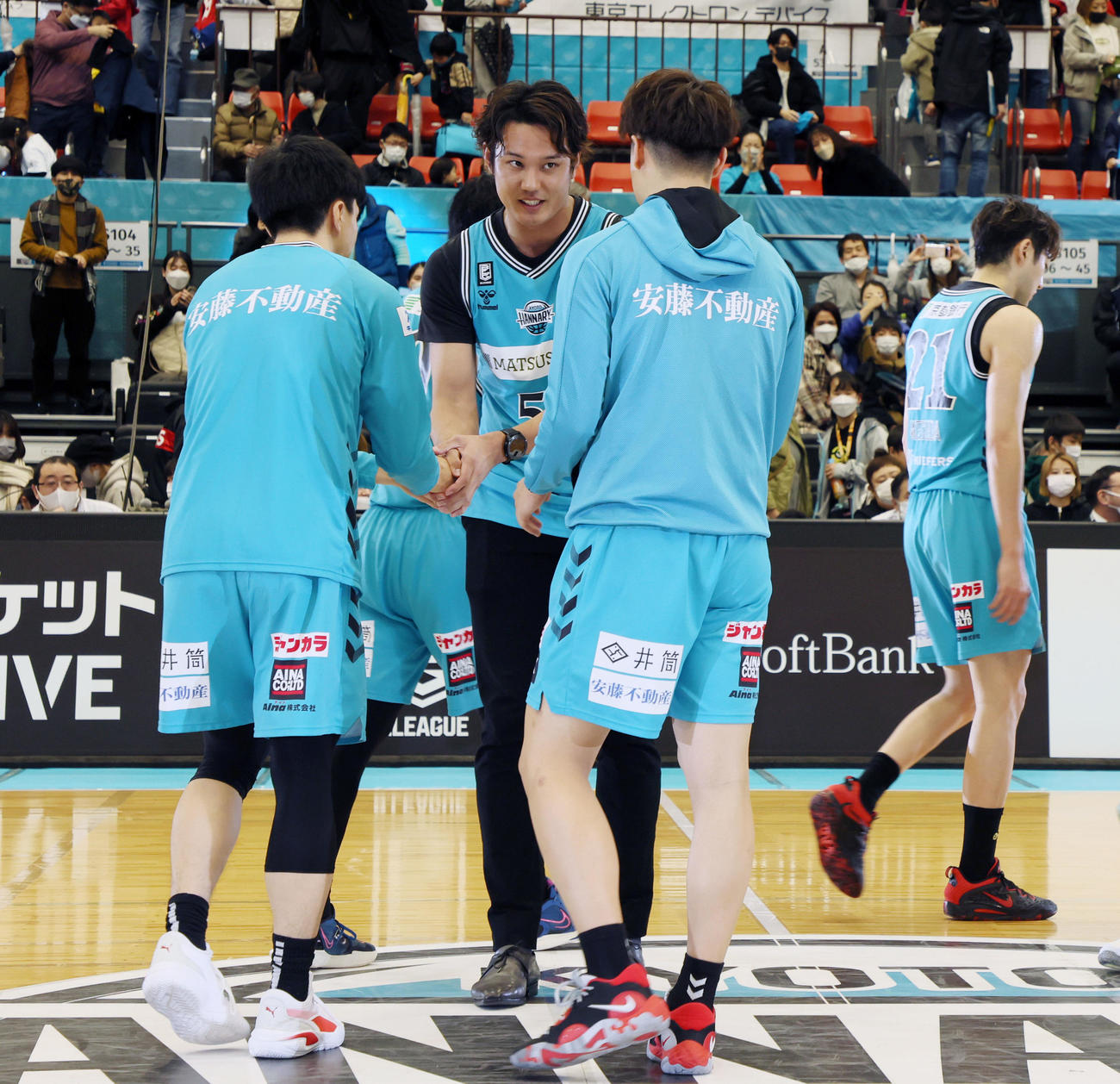 Bリーグ京都対三遠戦を観戦し選手たちと握手する藤浪（撮影・加藤哉）