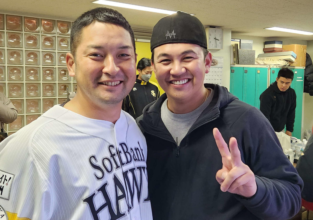 亜大プロ野球OBによる野球教室　亜大時代から11年間、バッテリーを組んだ（左から）ソフトバンク・嶺井博希とDeNA・山崎康晃。今でも仲のいい2人（撮影・保坂淑子）