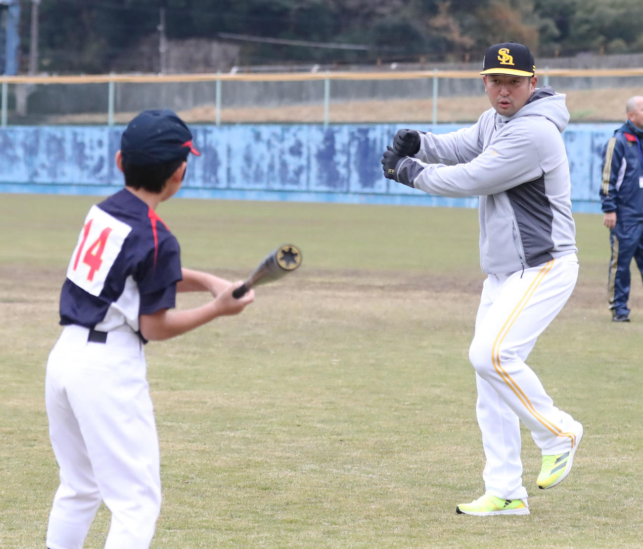 子どもたちに打撃指導をする嶺井（撮影・屋方直哉）
