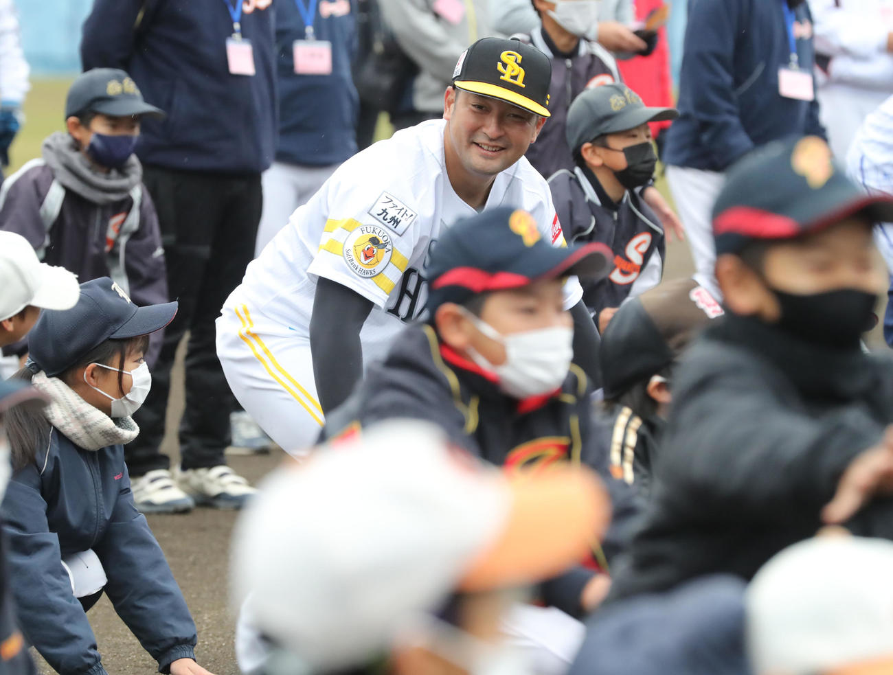 子どもたちと体操をする嶺井（撮影・屋方直哉）