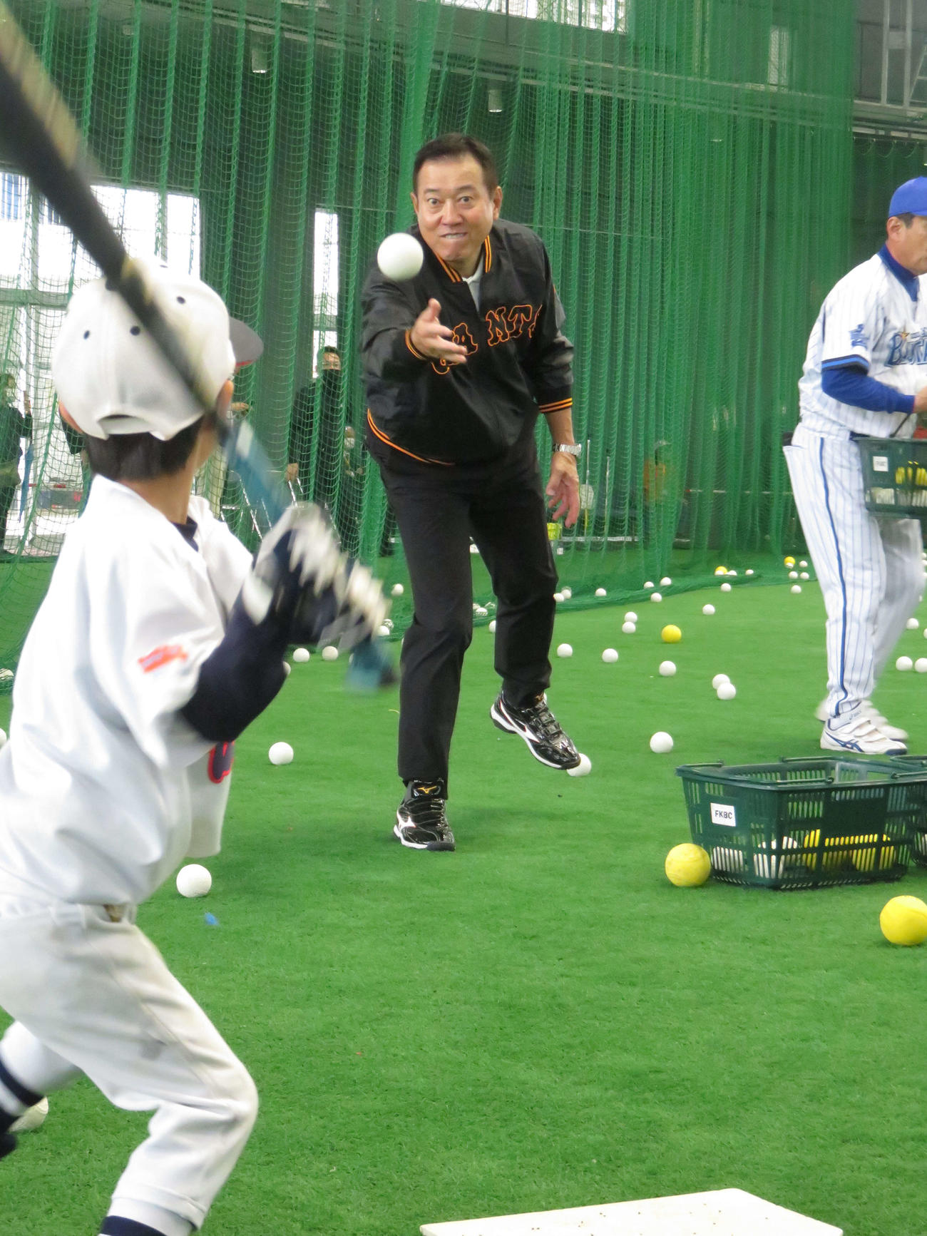 野球教室でトスを上げる巨人原監督（撮影・為田聡史）