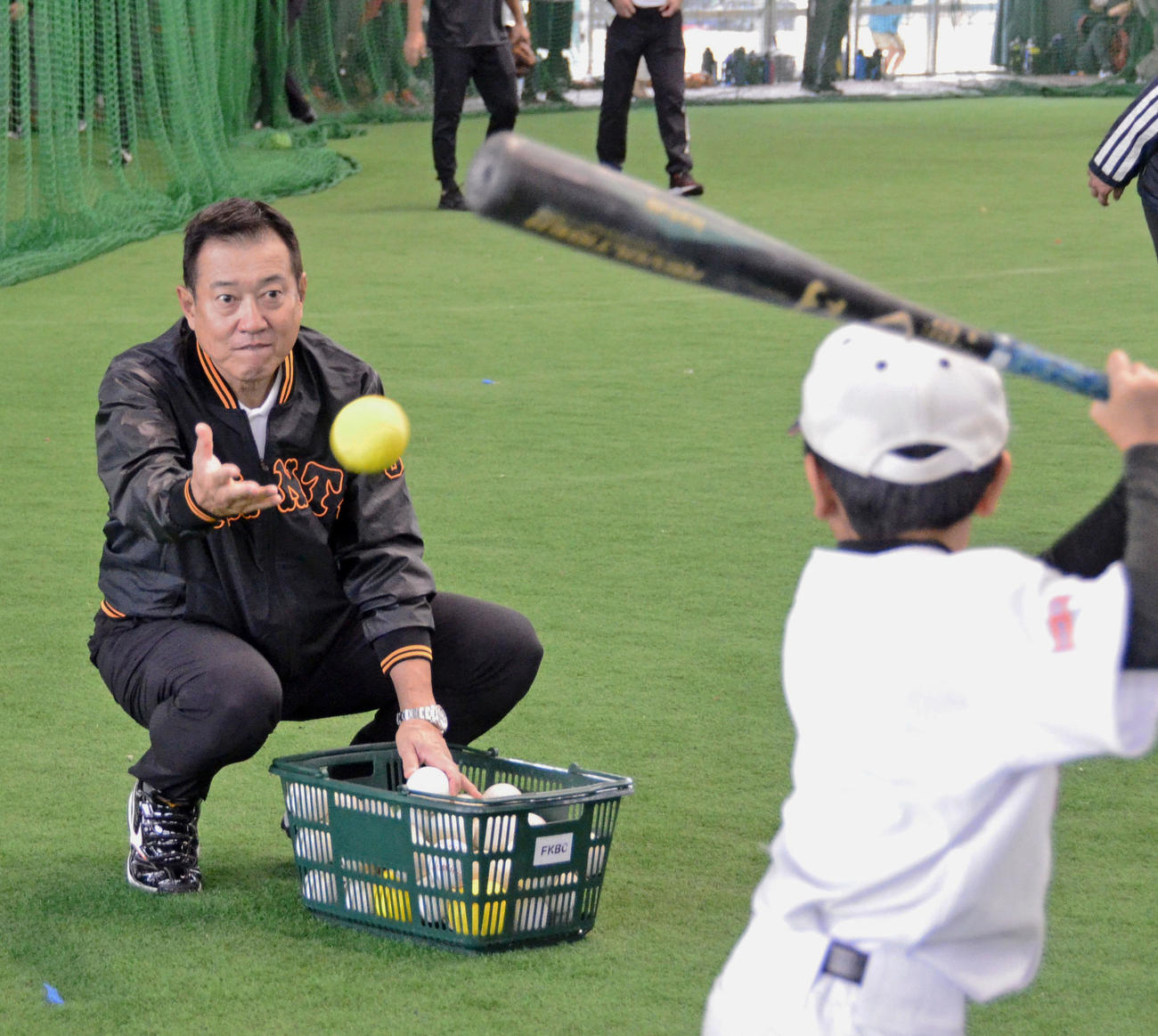 野球教室で指導する巨人の原辰徳監督（共同）