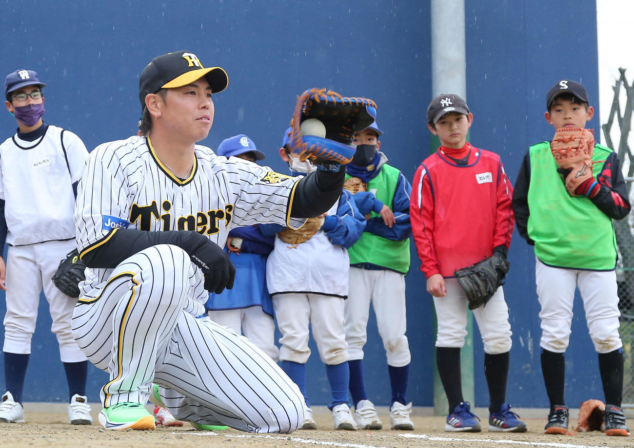 SSK野球教室に参加し、子供たちと交流する阪神梅野（撮影・上山淳一）