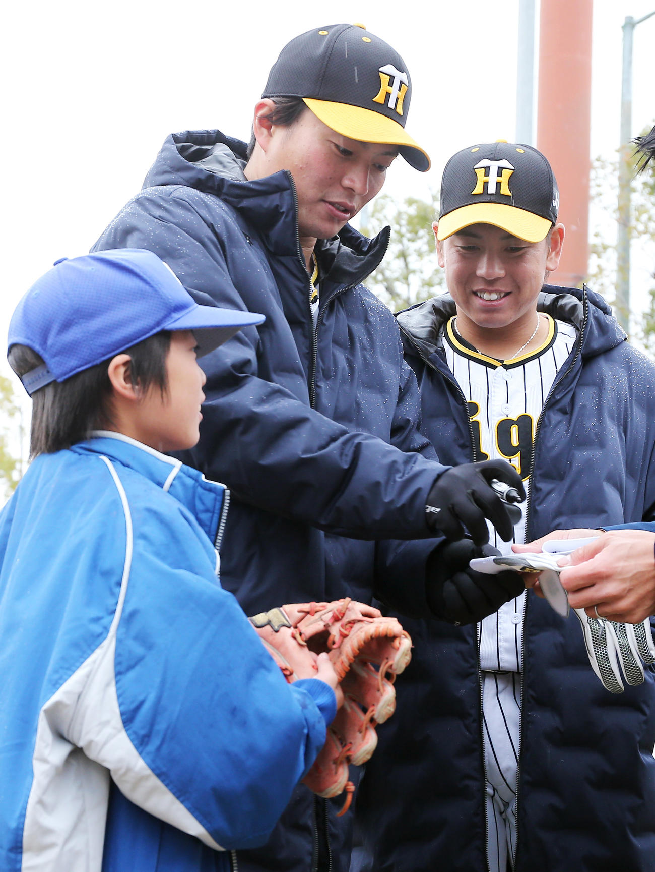 SSK野球教室で参加者にサインする北條（中央）と梅野（右）（撮影・上山淳一）