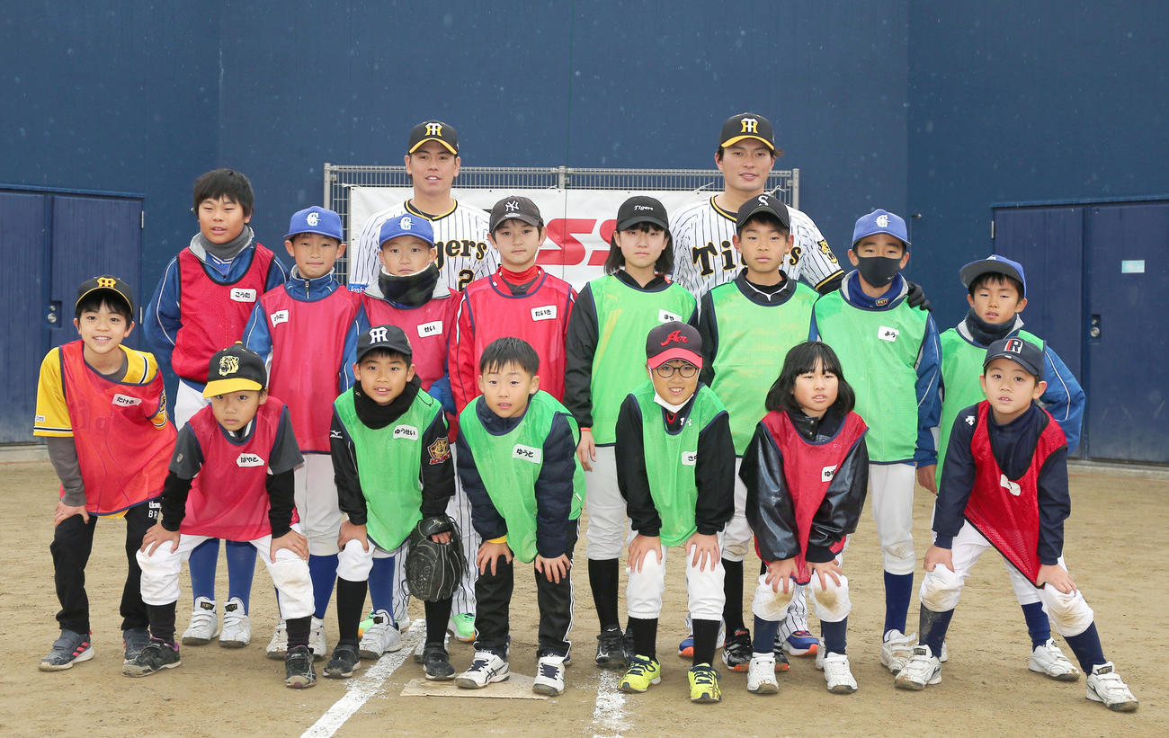 SSK野球教室に参加し、子供たちと記念撮影に納まる梅野（左）と北條（撮影・上山淳一）