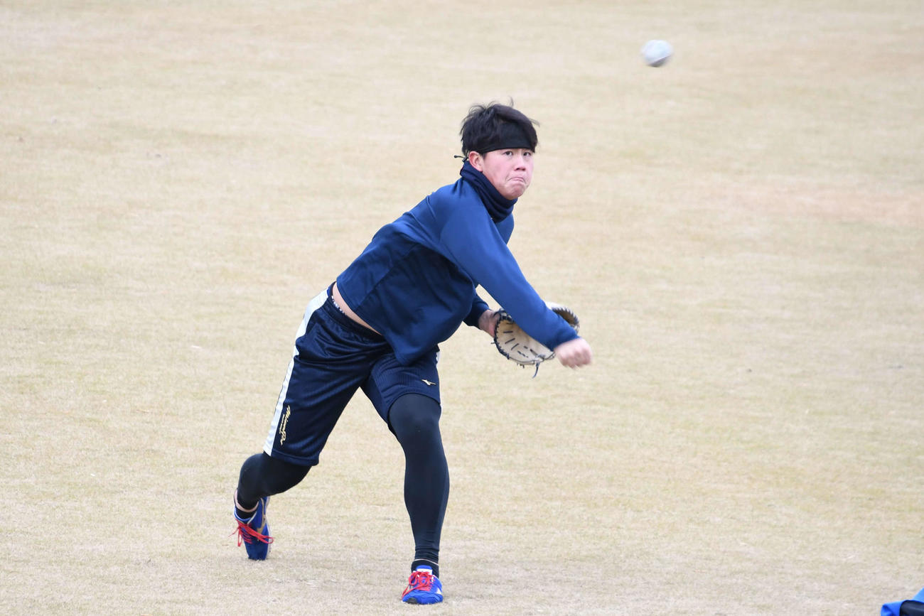鎌ケ谷の2軍施設で自主トレに励む日本ハム畔柳（撮影・石井翔太）