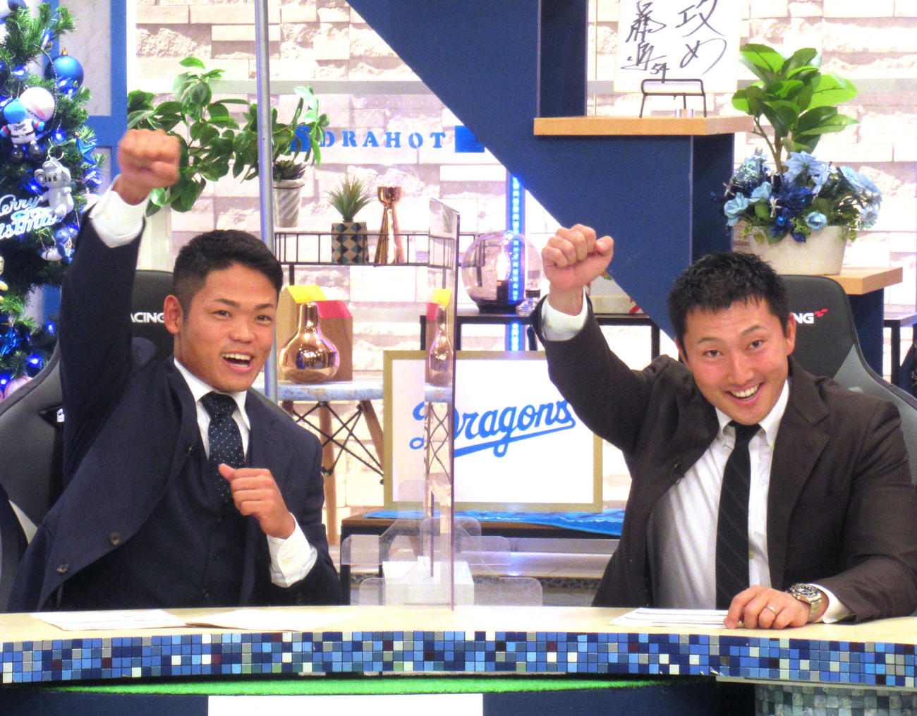 地元東海テレビのドラHOTプラスに生出演した中日根尾（左）と藤嶋