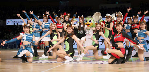レバンガ北海道対広島　「きつねダンス」を披露しポーズを決める乃木坂46の金川紗耶（中央）とチアたち（撮影・佐藤翔太）