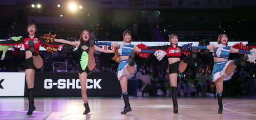 レバンガ北海道対広島　ダンスで会場を盛り上げるファイターズガールの滝谷美夢（中央）らチアたち（撮影・佐藤翔太）