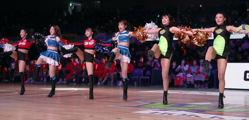 レバンガ北海道対広島　ダンスで会場を盛り上げるファイターズガールの浜野亜里紗（中央）らチアたち（撮影・佐藤翔太）