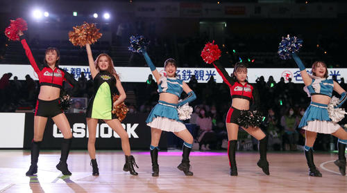レバンガ北海道対広島　ダンスで会場を盛り上げるファイターズガールの滝谷美夢（中央）らチアたち（撮影・佐藤翔太）
