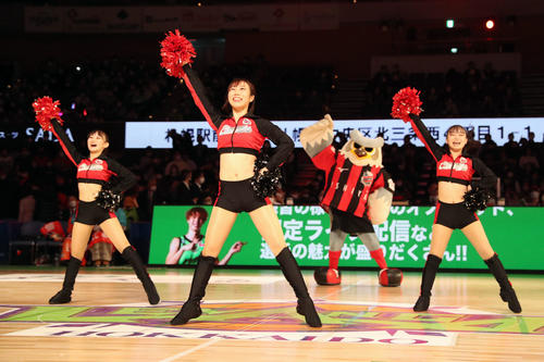 レバンガ北海道対広島　ダンスで会場を盛り上げるコンサドールズ（撮影・佐藤翔太）