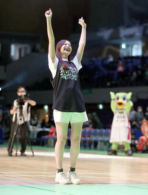 レバンガ北海道対広島　試合前、フリースローを決めガッツポーズをする乃木坂46の金川紗耶（撮影・佐藤翔太）
