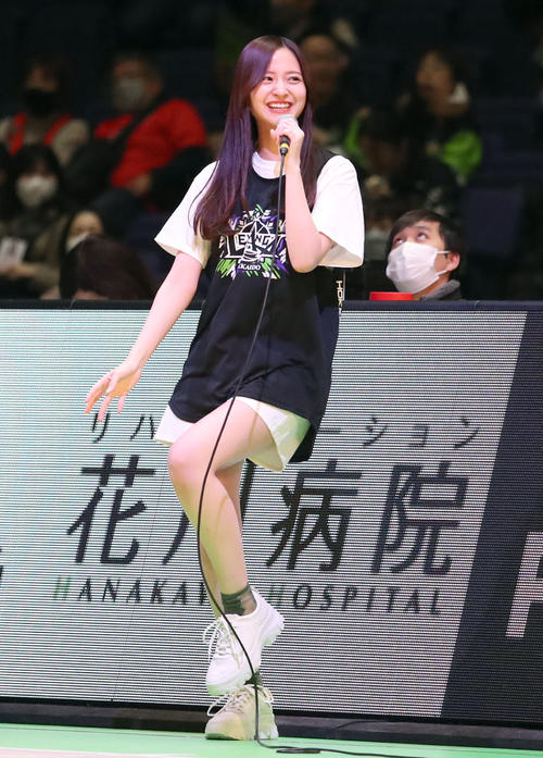 レバンガ北海道対広島　試合前、トークをする乃木坂46の金川紗耶（撮影・佐藤翔太）