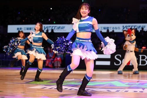 レバンガ北海道対広島　ダンスで会場を盛り上げるファイターズガールの浜野亜里紗さん、吉田桃子さんら（撮影・佐藤翔太）