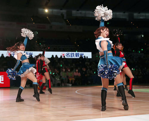 レバンガ北海道対広島　ダンスで会場を盛り上げるファイターズガールの滝谷美夢さん、吉田桃子さんら（撮影・佐藤翔太）