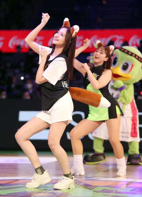 レバンガ北海道対広島　「きつねダンス」を披露する乃木坂46の金川紗耶（撮影・佐藤翔太）