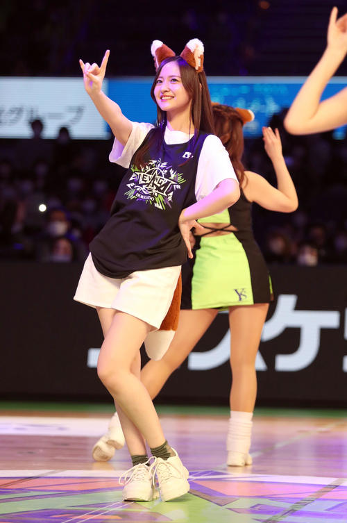 レバンガ北海道対広島　「きつねダンス」を披露する乃木坂46の金川紗耶（撮影・佐藤翔太）