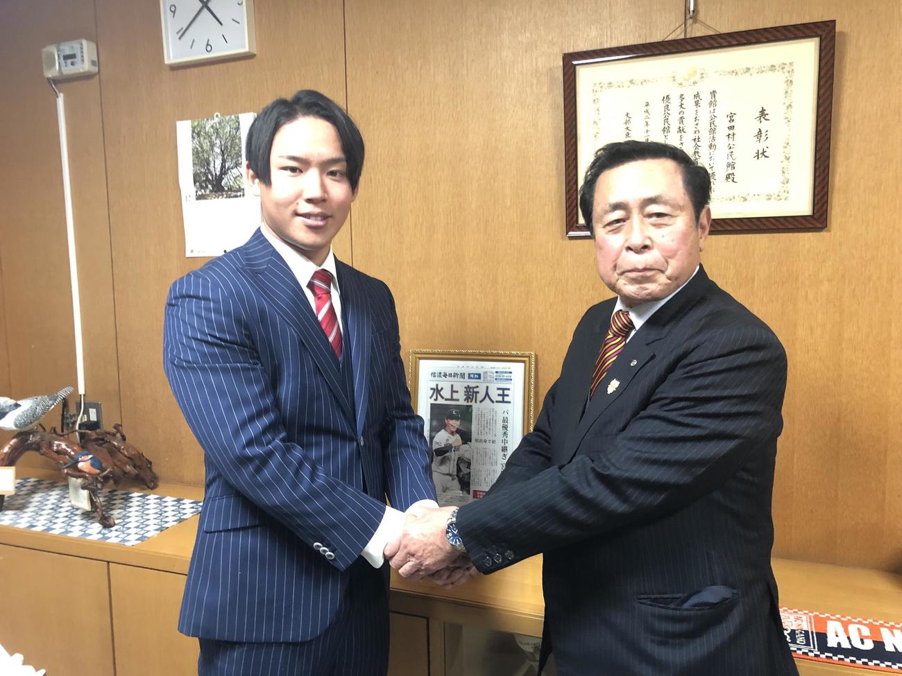 宮田村・小田切村長（右）と握手をする西武水上（撮影・上田悠太）