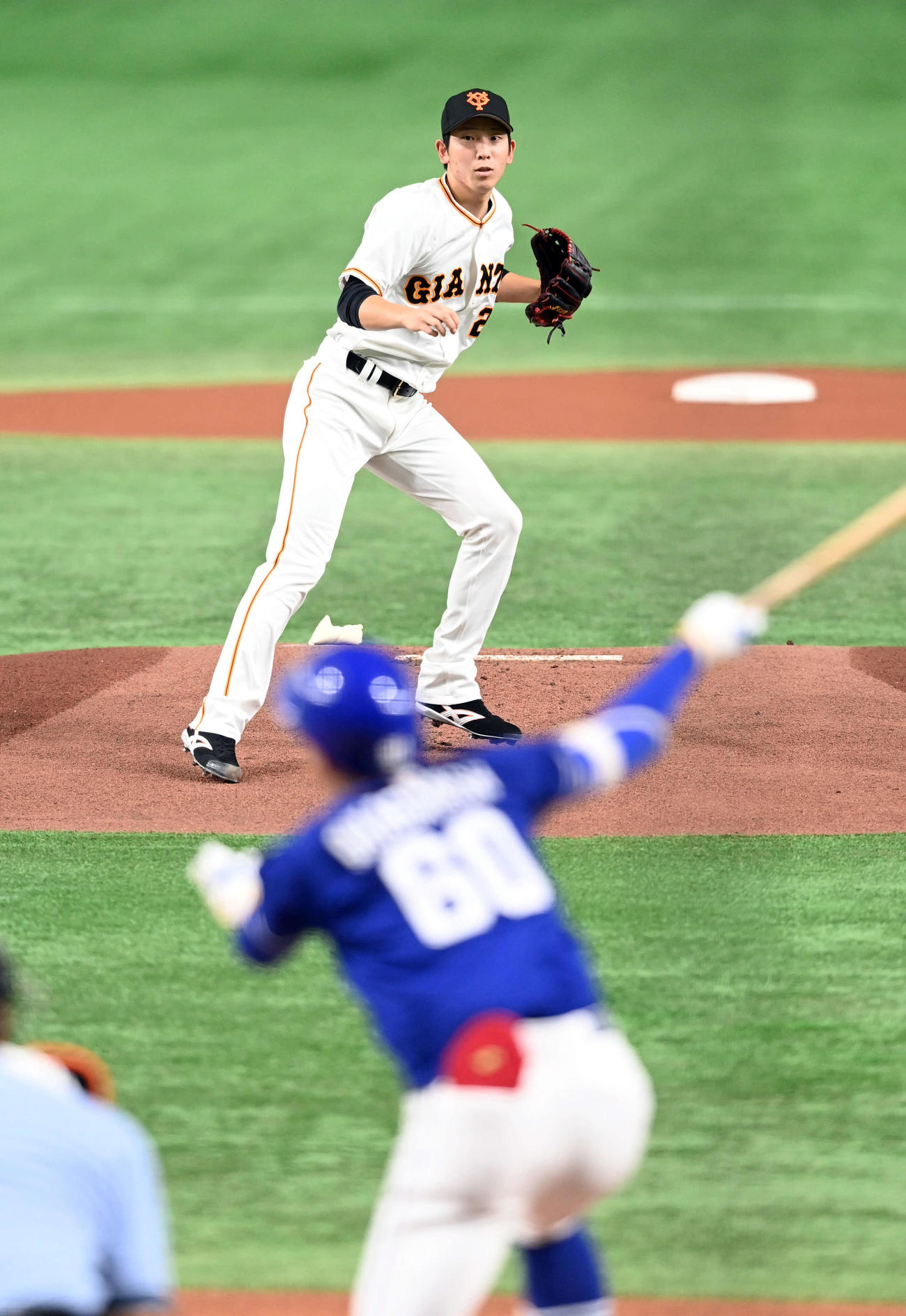 中日岡林を空振り三振に打ち取る巨人戸郷（22年8月25日撮影）