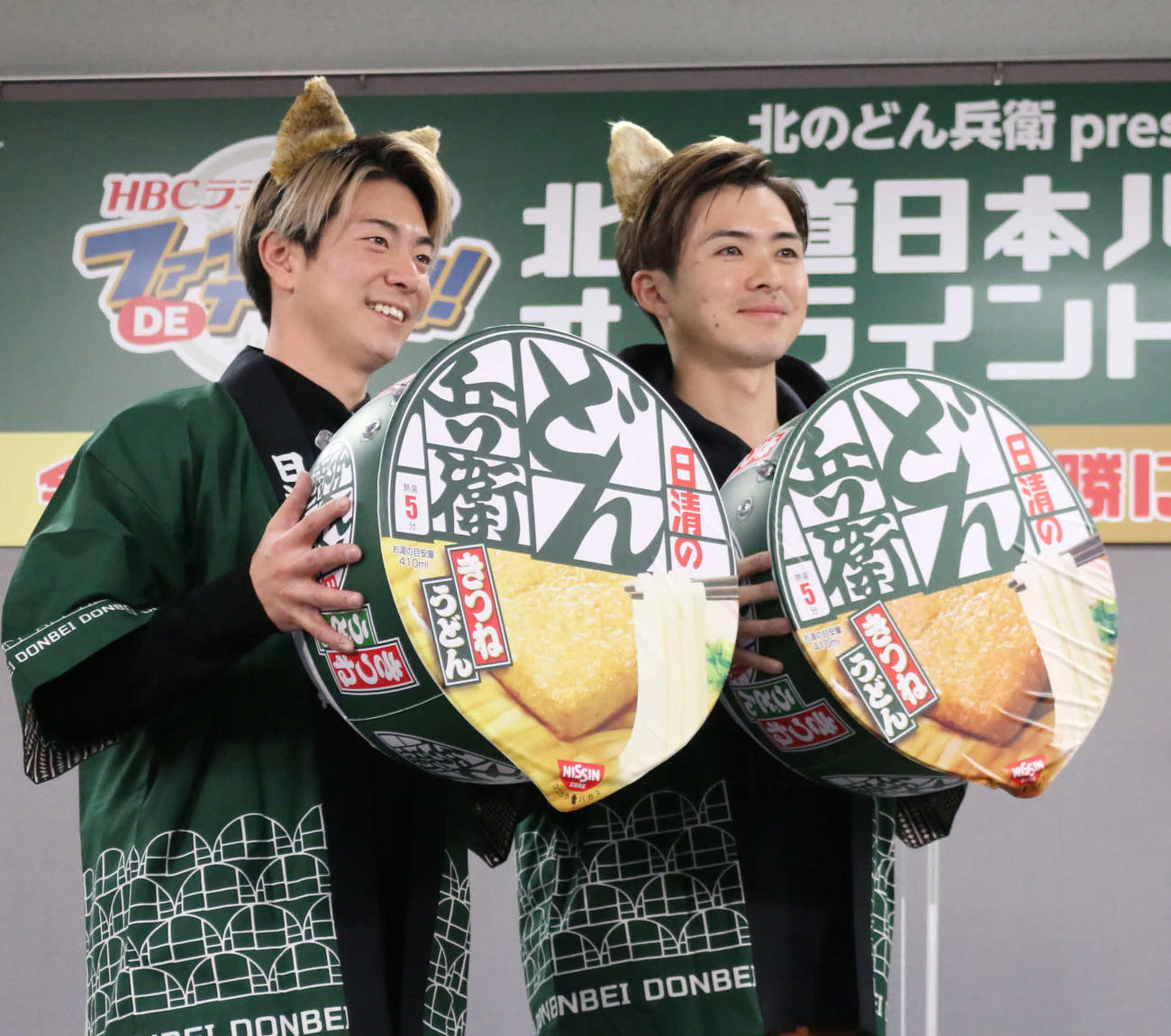 イベントできつね耳姿で「どん兵衛」をPRする日本ハム松本剛（左）と上沢（撮影・中島宙恵）