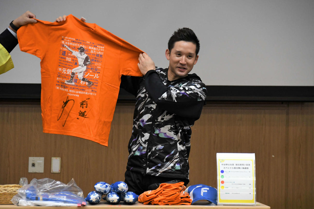 都内で開かれたイベントに参加し、「前進Tシャツ」を披露する杉谷氏（撮影・石井翔太）