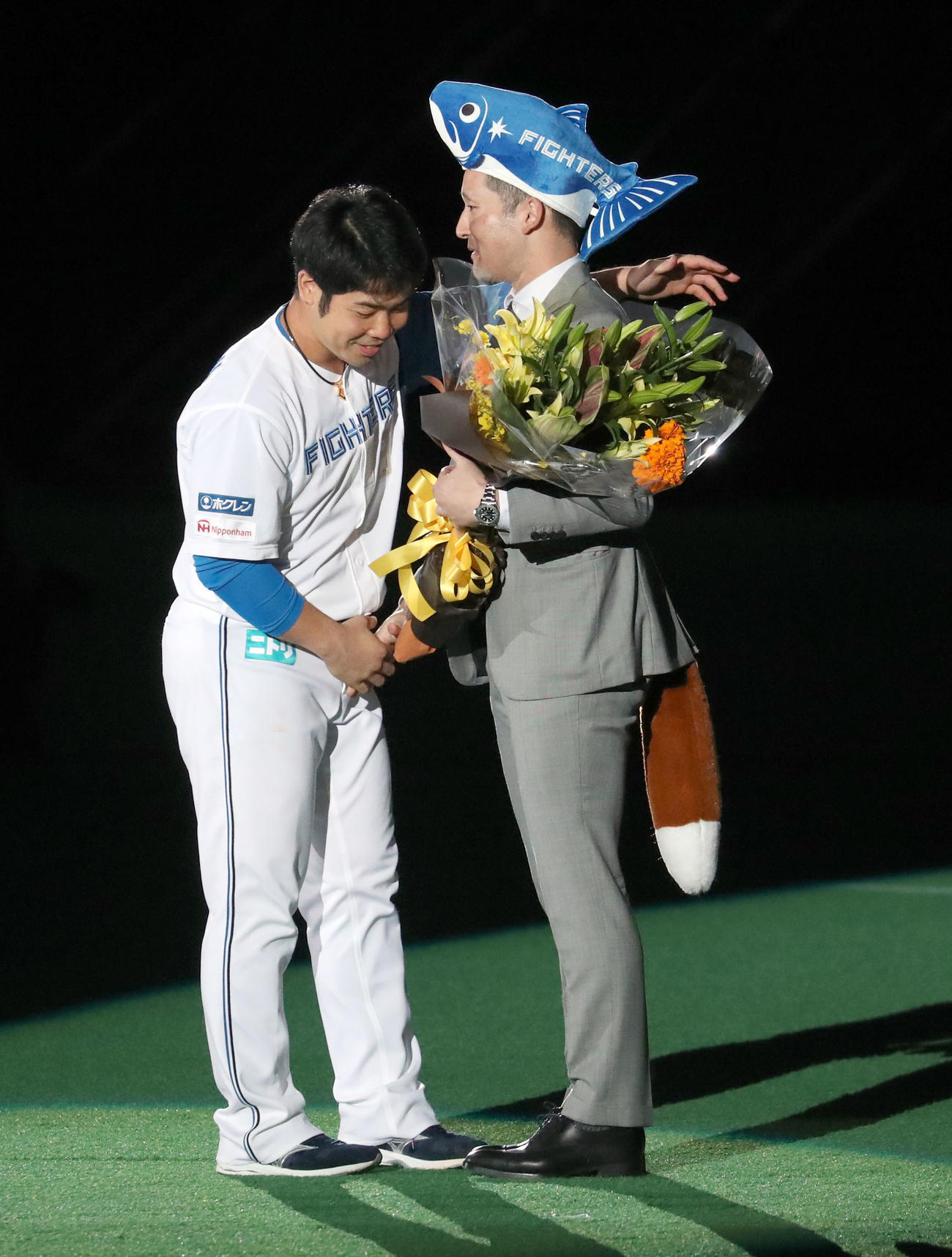 引退セレモニーで近藤（左）から花束を贈呈される杉谷（22年11付き23日撮影）