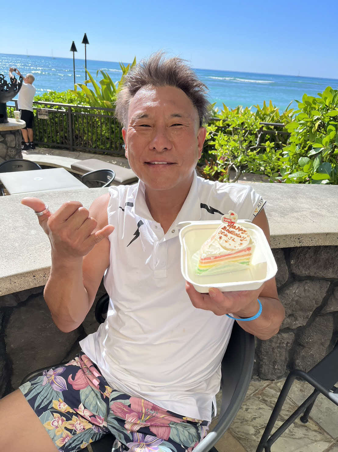 現地時間の12月17日（日本時間18日）に57歳の誕生日を迎え、ケーキを手にアロハポーズのヤクルト池山2軍監督（代表撮影）