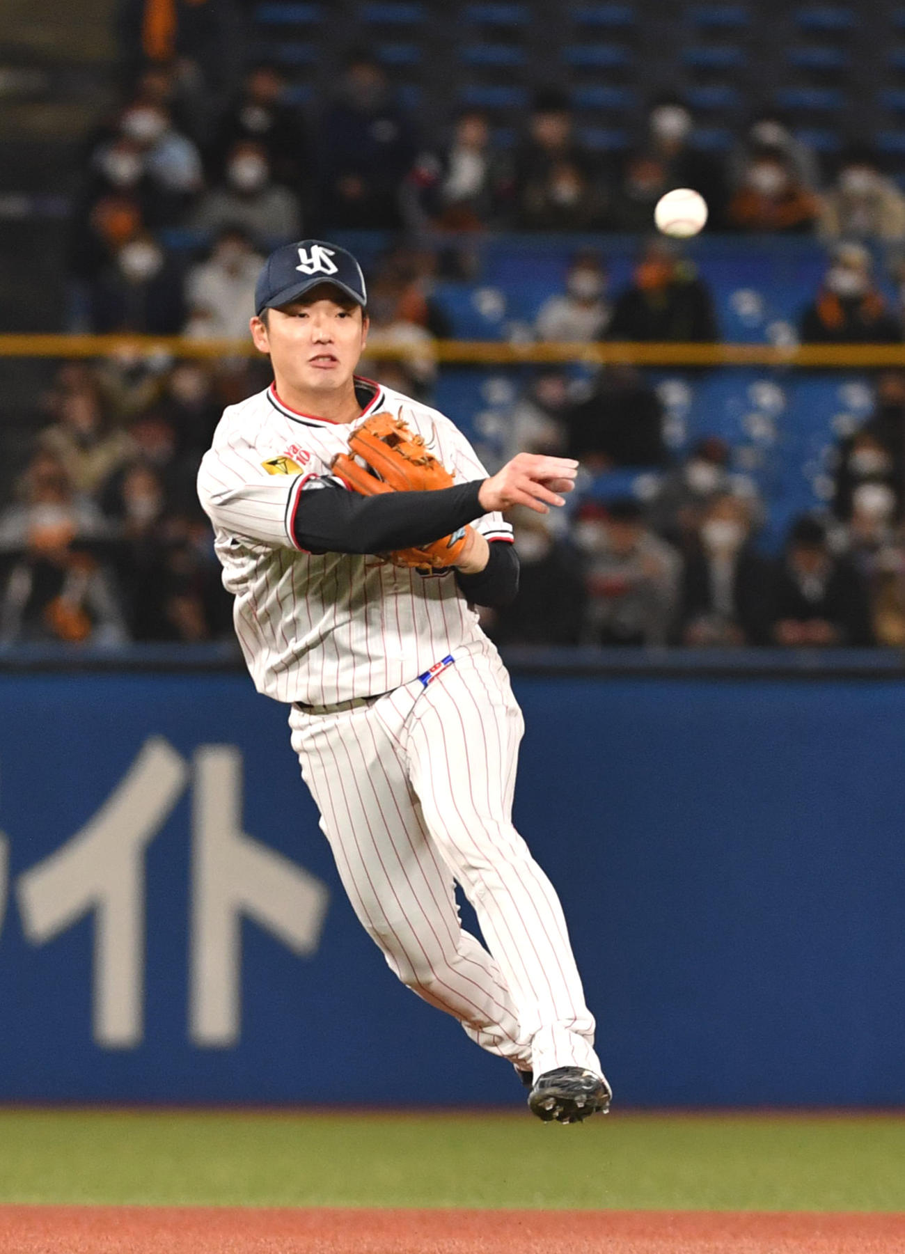 ジャンピングスローを披露するヤクルト長岡秀樹（2022年3月撮影）