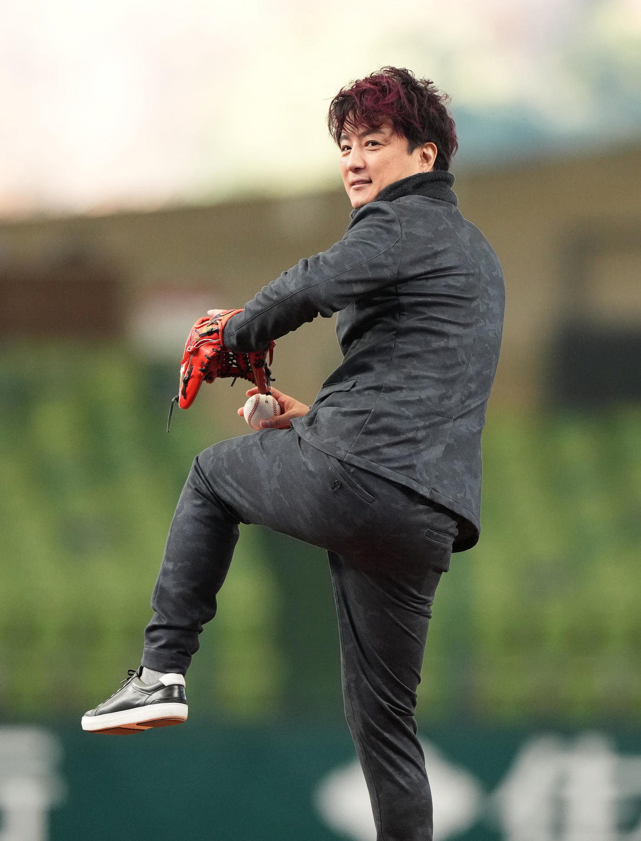 「PERSOL LAST GAME」で始球式を務める上地雄輔（撮影・菅敏）