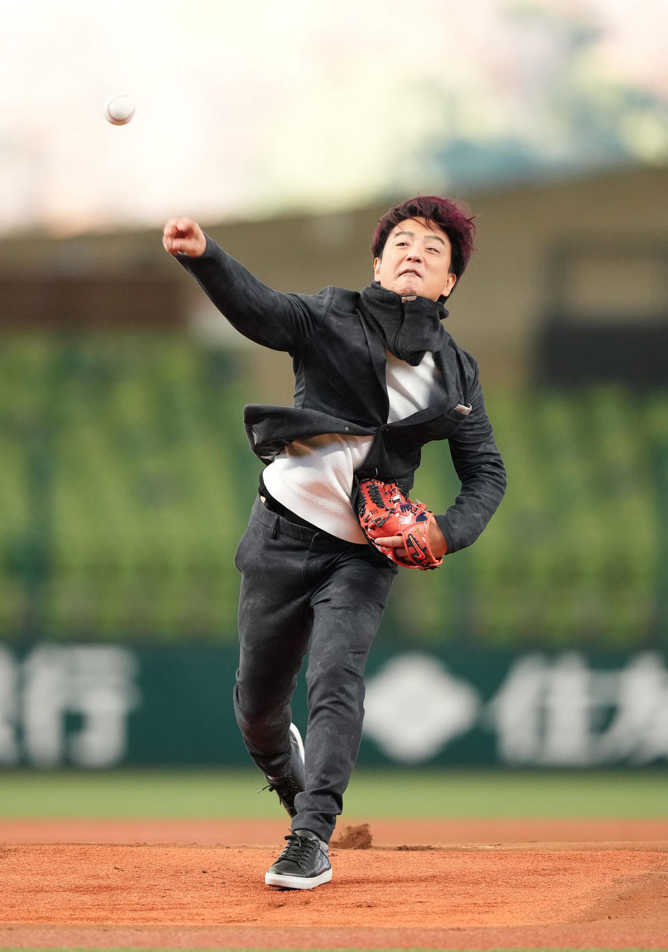 「PERSOL LAST GAME」で始球式を務める上地雄輔（撮影・菅敏）