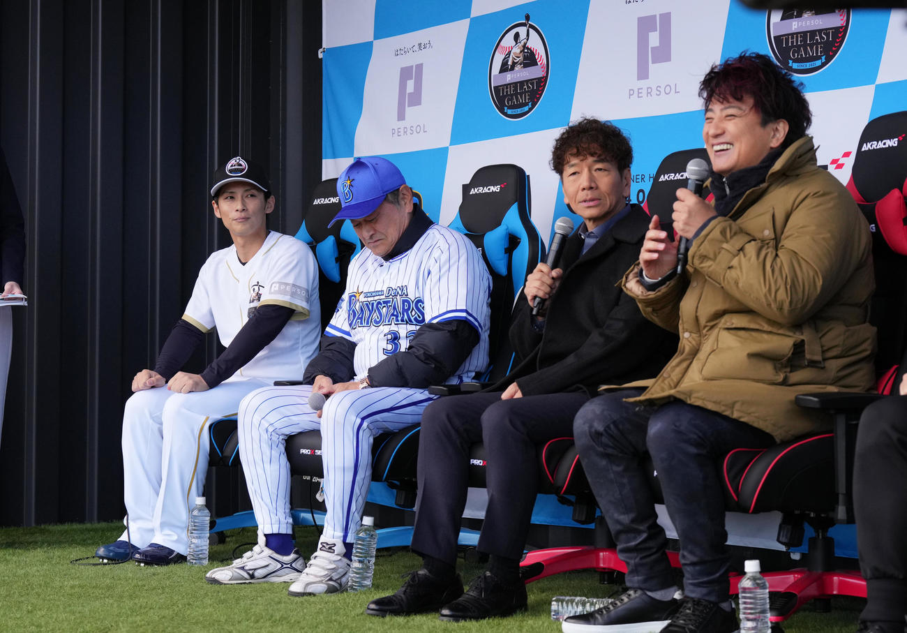 「PERSOL LAST GAME」のトークショーに登壇した元DeNA寺田（左端）。左から3人目はくりぃむしちゅーの上田晋也、右端上地雄輔（撮影・菅敏）