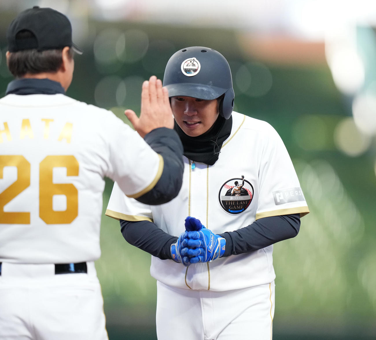 「PERSOL LAST GAME」　2回、右前に先制の適時打を放ち、手を合わせるイーストホープスで元日本ハム難波（撮影・菅敏）