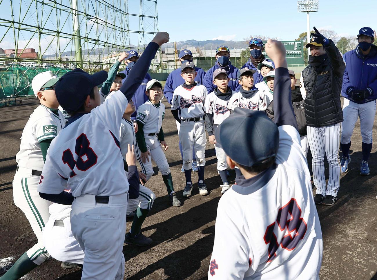 近本（右から2人目）はジャンケン大会で盛り上がる（撮影・上田博志）
