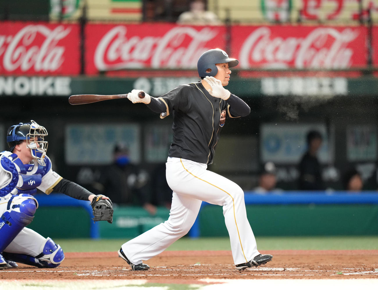 「PERSOL LAST GAME」　4回表ウエストドリームス無死、右翼線二塁打を放つ元阪神の伊藤（撮影・菅敏）