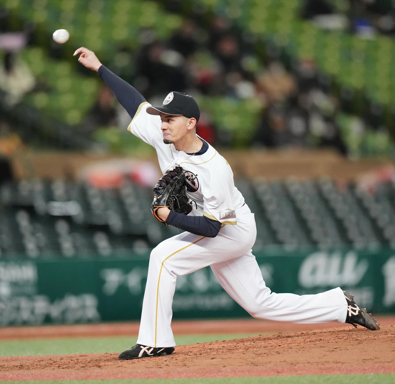 「PERSOL LAST GAME」　5回に4番手で登板し、力投するイーストホープスで元巨人鈴木（撮影・菅敏）