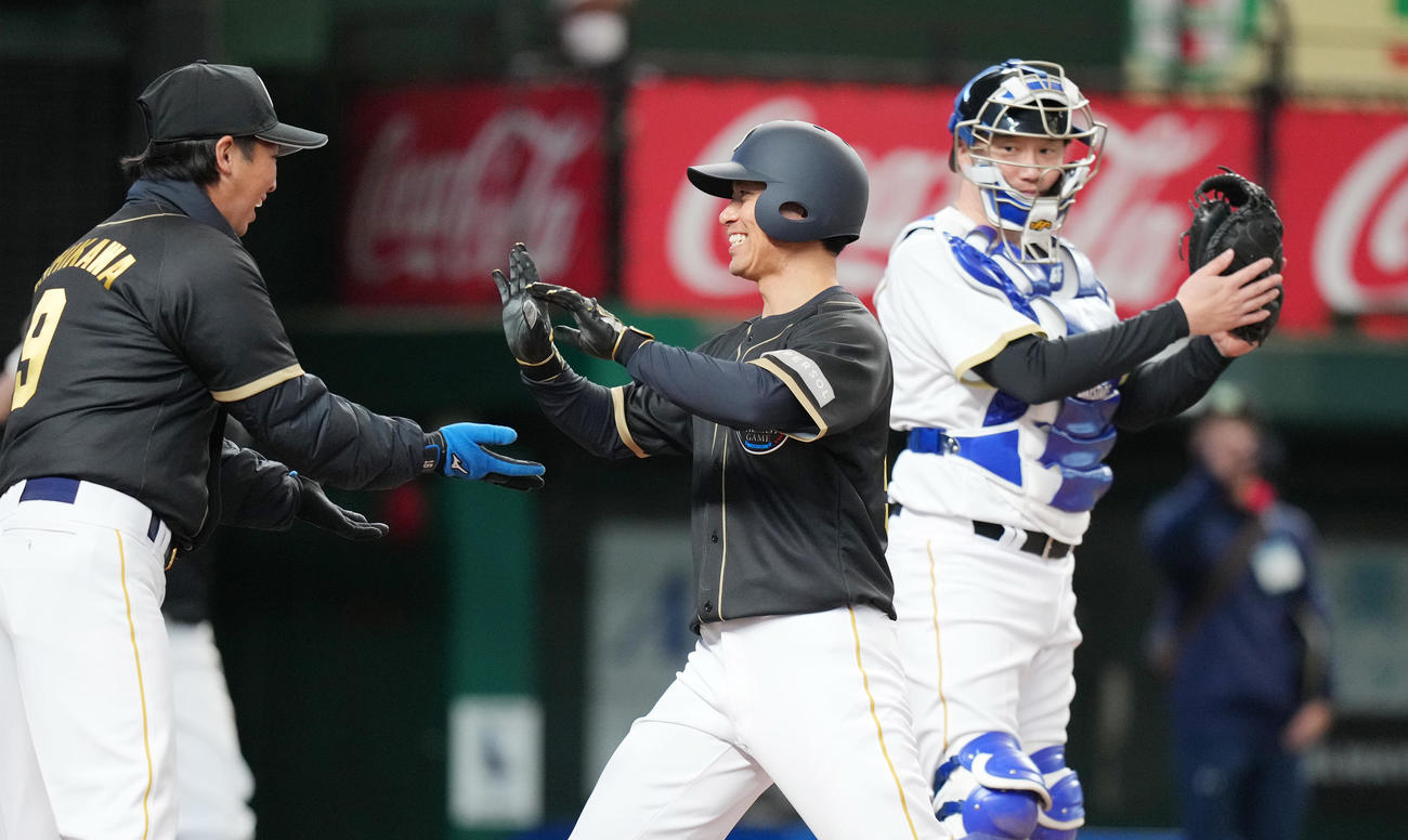 「PERSOL LAST GAME」　6回表ウエストドリームス無死、右越えにソロ本塁打を放ち、タッチで迎えられる元阪神の伊藤（中央）（撮影・菅敏）