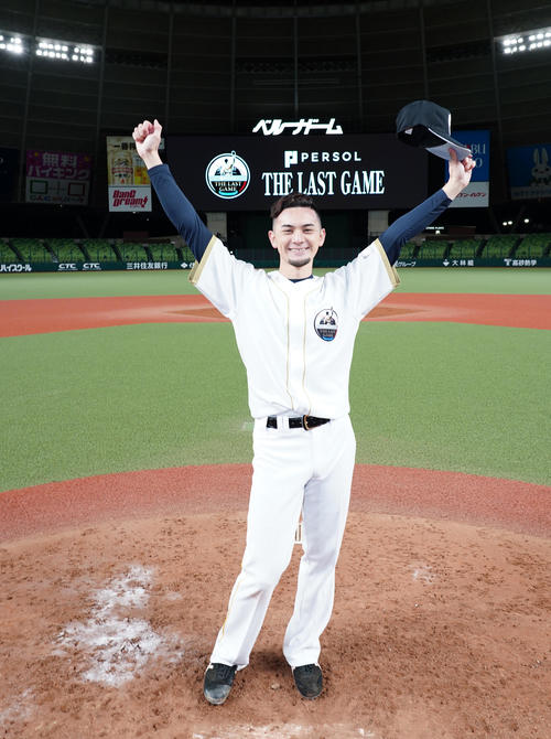 「PERSOL LAST GAME」を終え、マウンドでポーズをとる元巨人鈴木(撮影・菅敏)