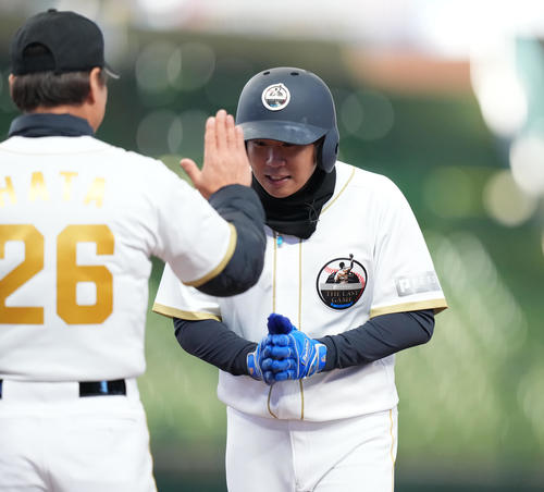 「PERSOL LAST GAME」 2回、右前に先制の適時打を放ち、手を合わせるイーストホープスで元日本ハム難波(撮影・菅敏)