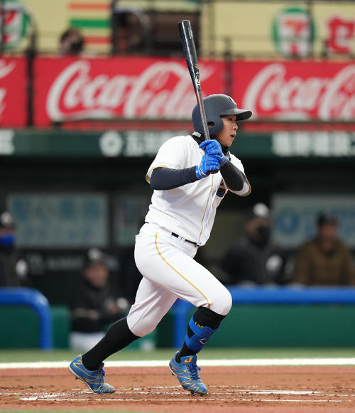 「PERSOL LAST GAME」 2回、右前に先制の適時打を放つイーストホープスで元日本ハム難波(撮影・菅敏)