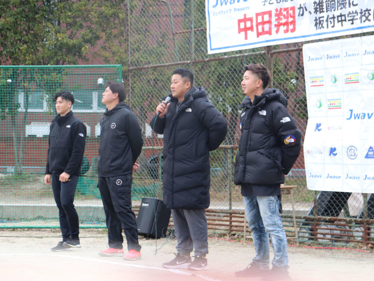野球教室に出席した右からビーグルクルーのYASS、巨人中田、日本ハム姫野、巨人の元打撃投手の小石（撮影・小早川宗一郎）