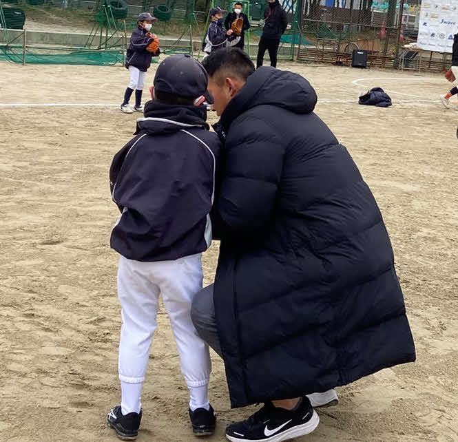 野球教室で子供の目線に合わせてキャッチボールの指導をする巨人中田（撮影・小早川宗一郎）