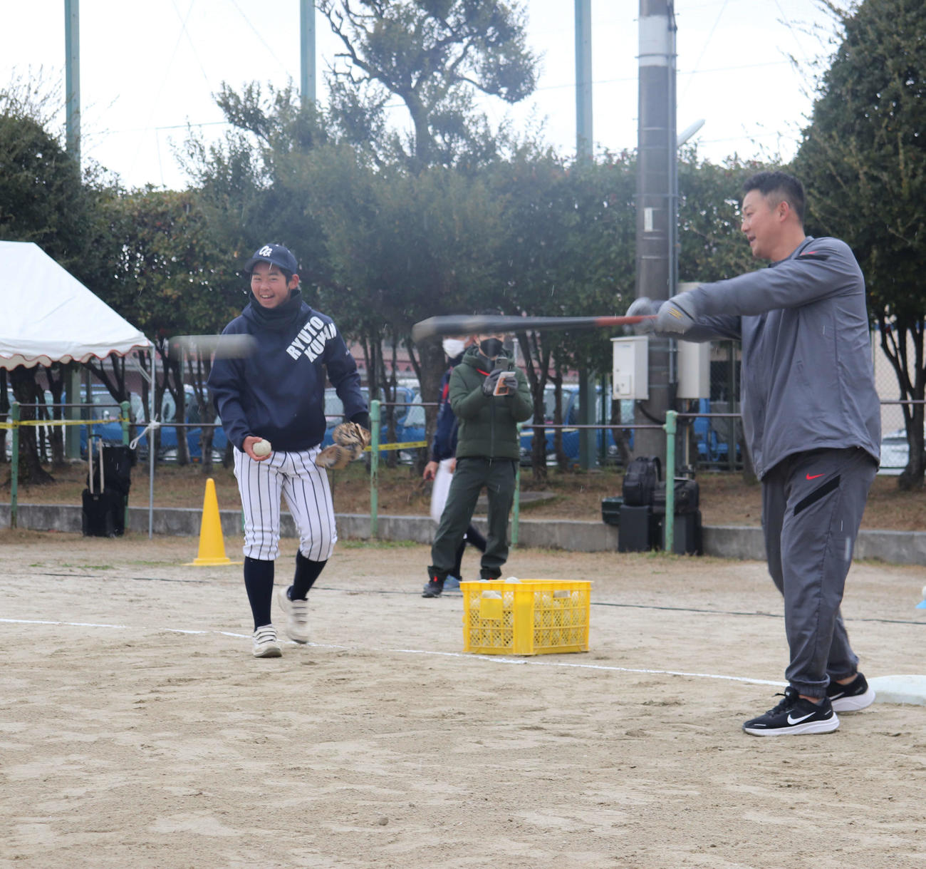 野球教室でノックを打つ巨人中田（撮影・小早川宗一郎）